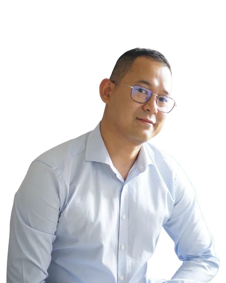 Vanak Lay, préparateur mental, en chemise bleu clair